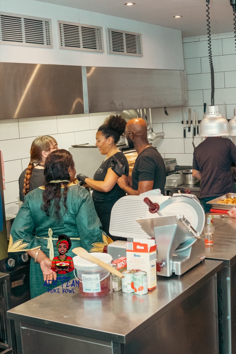 La Famille — équipe fondatrice d'African Poke Bowl en cuisine, Marcinelle Charleroi