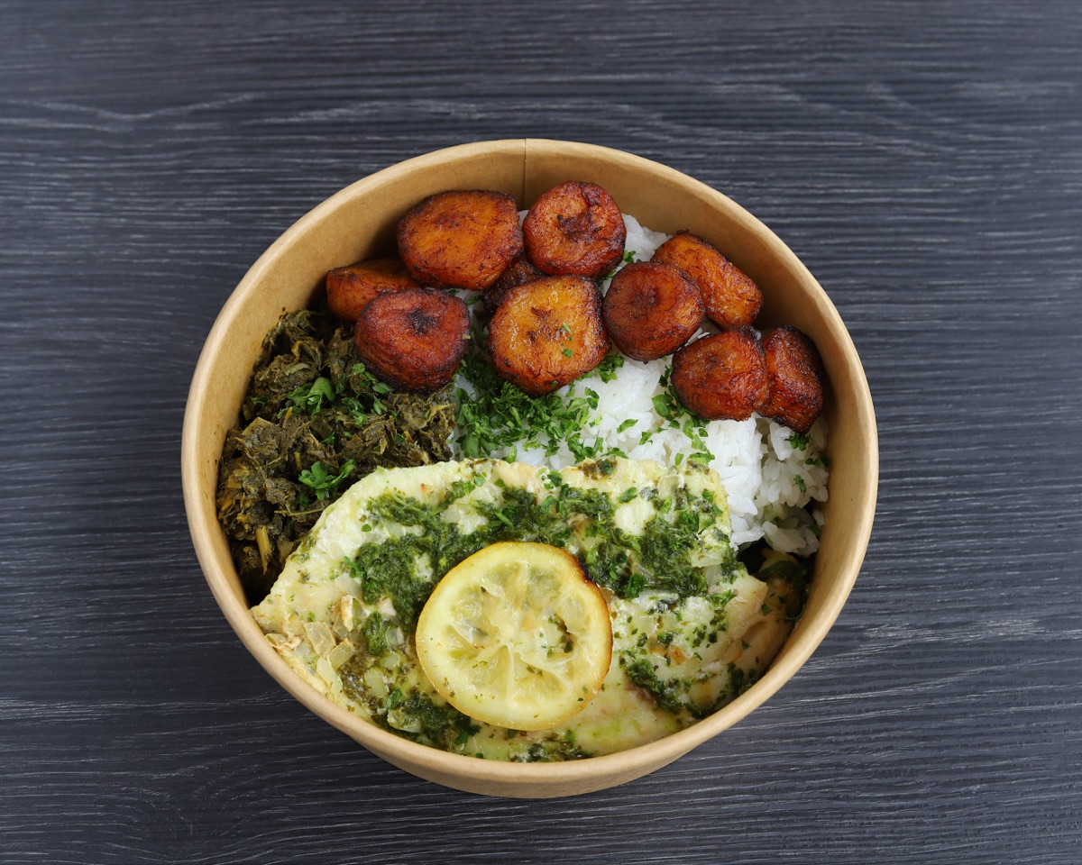 Bowl africain Tilapia grillé Riz & Pondu — 18,50€ feuilles de manioc